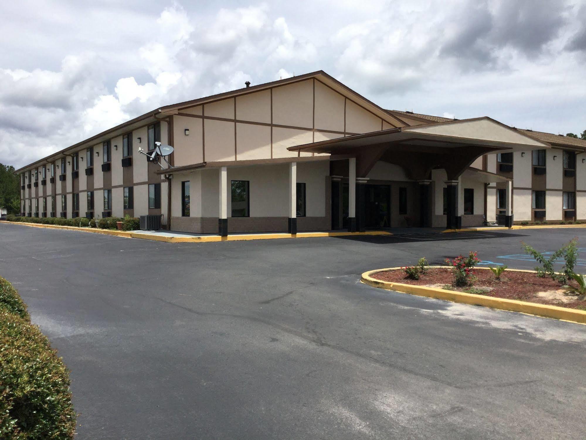 Super 8 By Wyndham Waycross Ga Motel Exterior foto